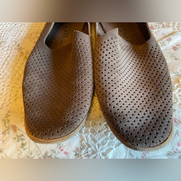 Pedro Garcia Yara flats.  Soft cocoa color top - Picture 2 of 7